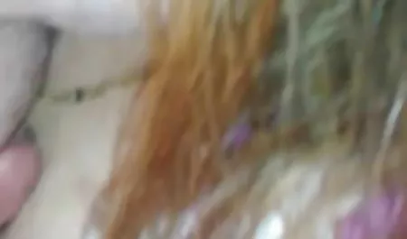 عسل جوان داغ الاغ محکم او در اتاق خانوادگی شهوانی خواب می پیچد