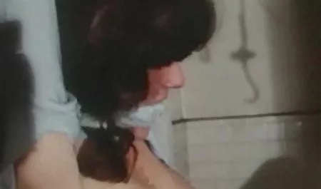 مادربزرگ پس از استمناء دو خروس می کون خاله شهوانی گیرد